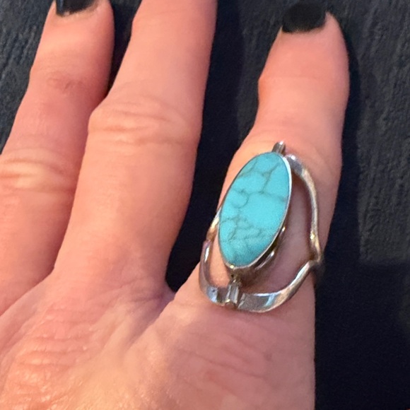 Elegant Silver and Black Ring - Picture 2 of 3